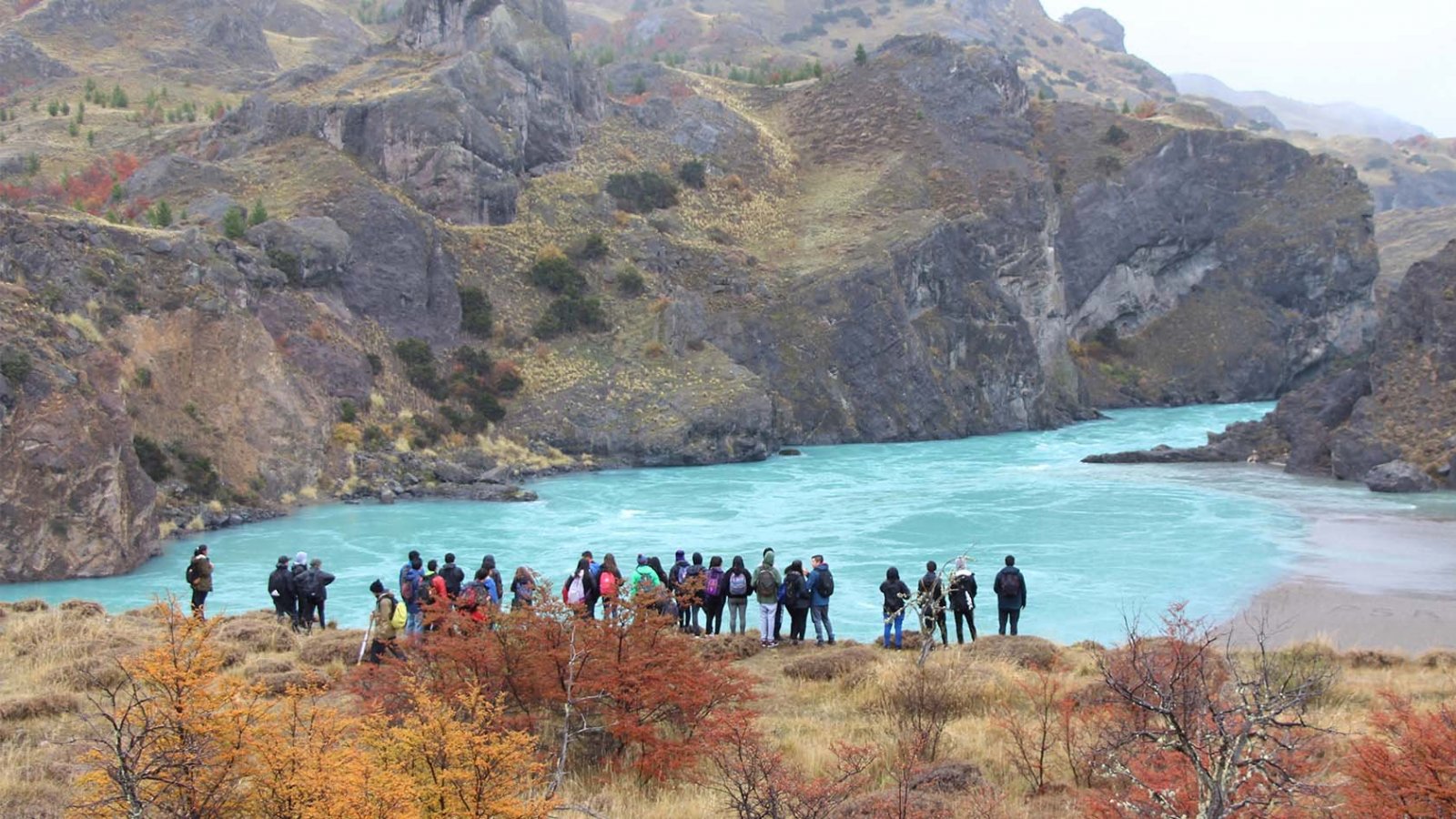 Vista del Río Cochrane en la región de Aysén, durante una actividad de educación ambiental del proyecto Río Con-voca.