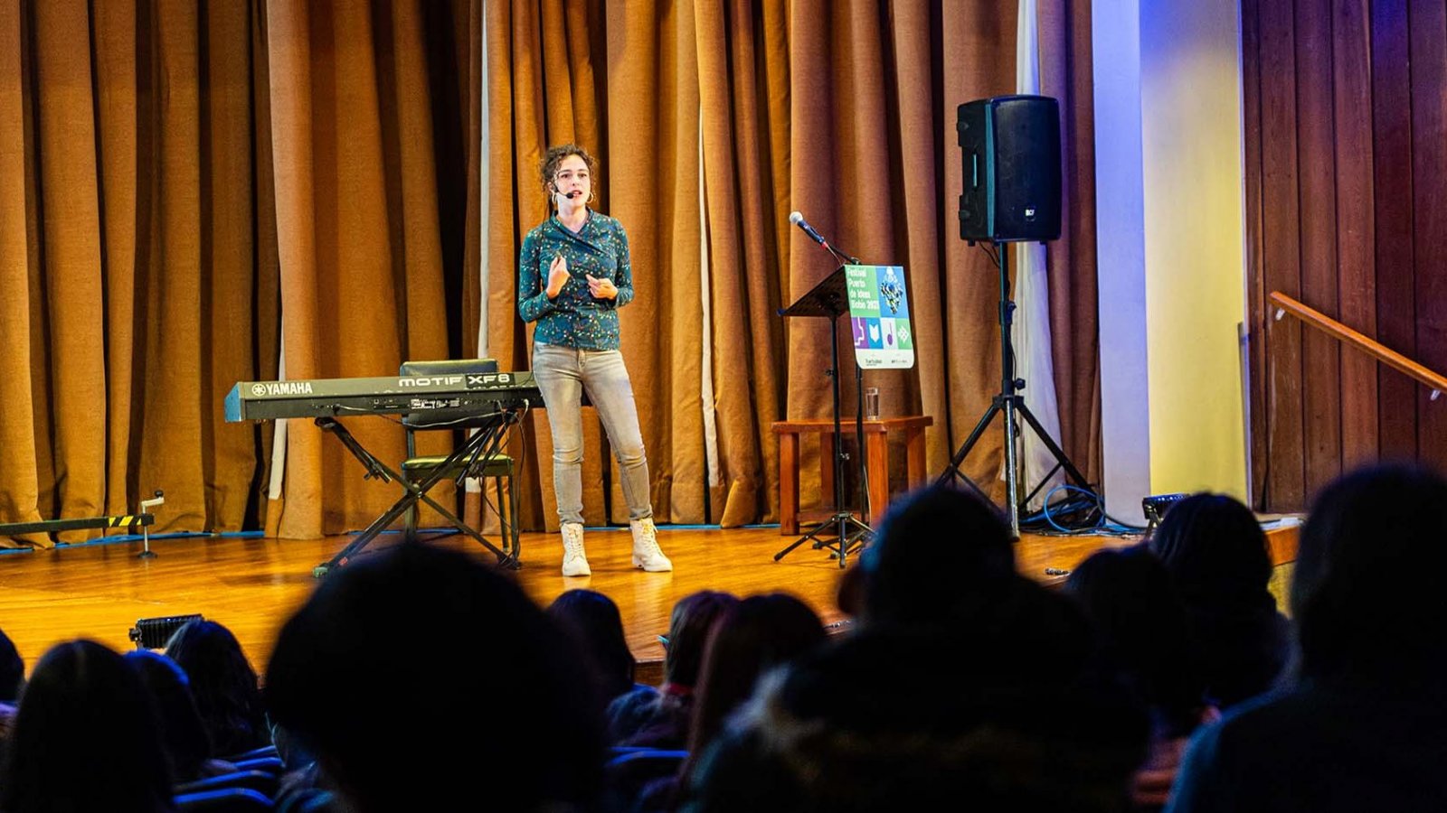 Evento de Puerto de Ideas Biobío con científicos y filósofos en Concepción, abordando temas sobre el mar y la naturaleza.