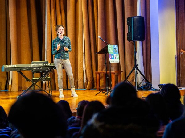 Evento de Puerto de Ideas Biobío con científicos y filósofos en Concepción, abordando temas sobre el mar y la naturaleza.