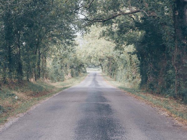Investigadores de Ingeniería UC trabajan en un laboratorio vial desarrollando aditivos para mejorar el reciclaje de pavimentos y duplicar caminos básicos en Chile.