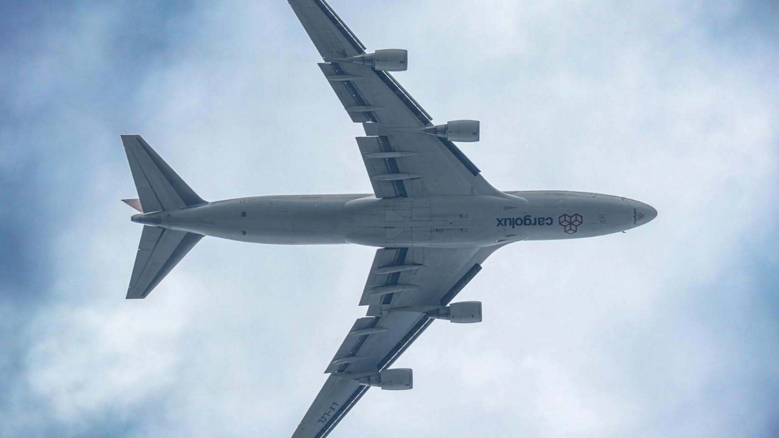 Un avión atravesando una fuerte turbulencia en pleno vuelo, ilustrando los efectos del cambio climático en la seguridad aérea.