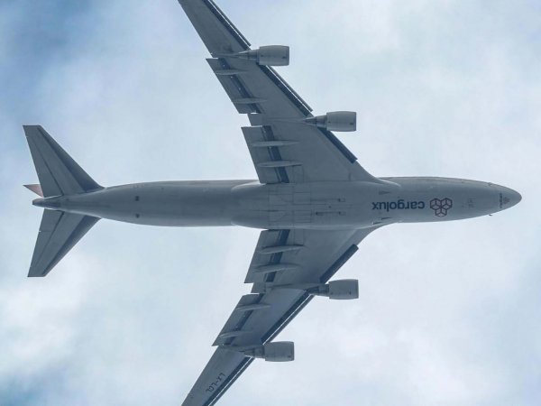 Un avión atravesando una fuerte turbulencia en pleno vuelo, ilustrando los efectos del cambio climático en la seguridad aérea.