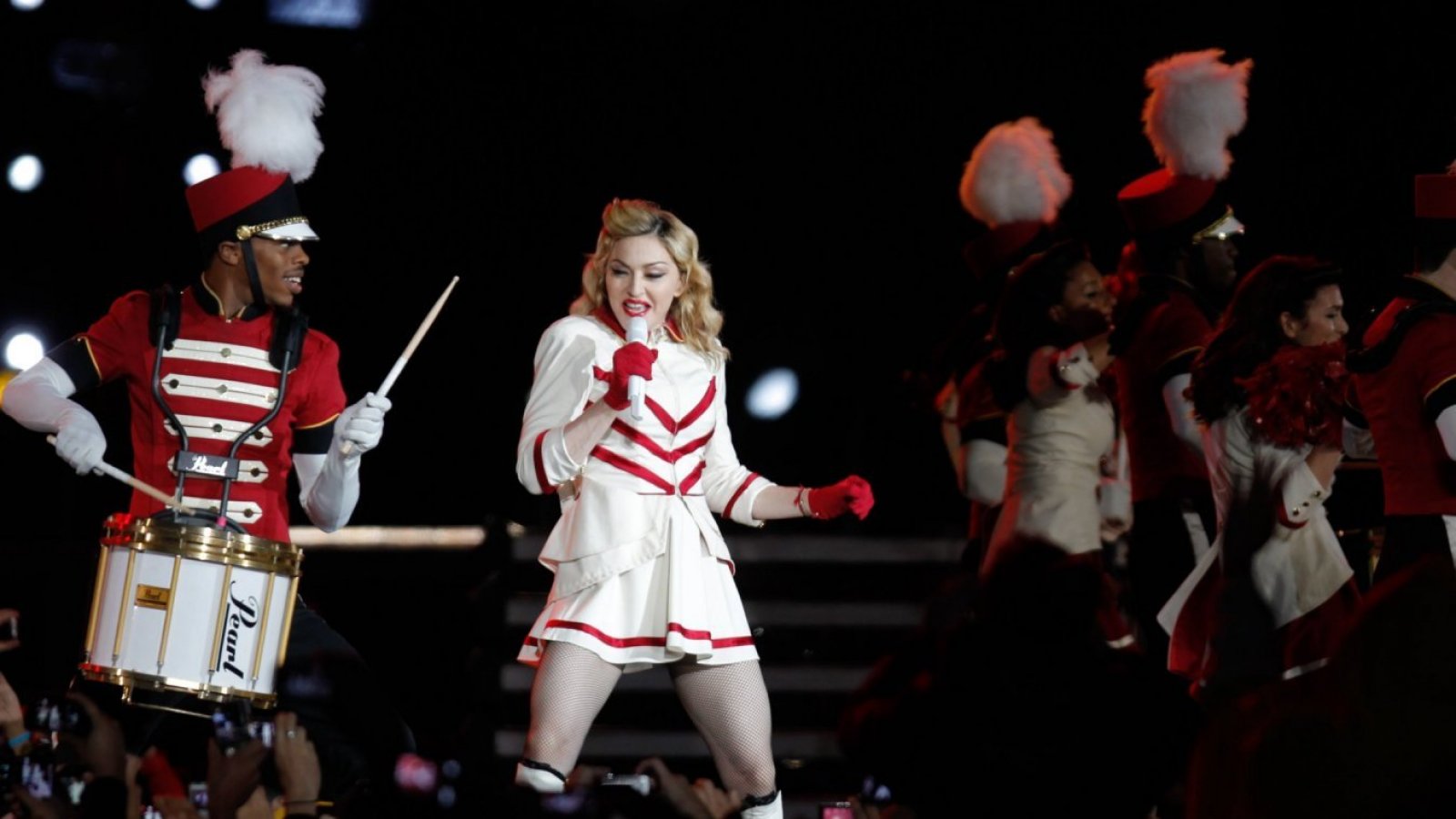 Madonna(d) cantando durante su concierto en Santiago de Chile en 2012