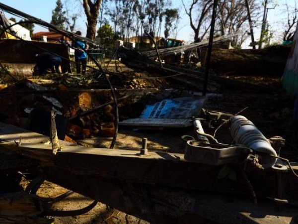 Poste de luz dañado en Maipú por sistema frontal, que causó un corte de luz en la zona