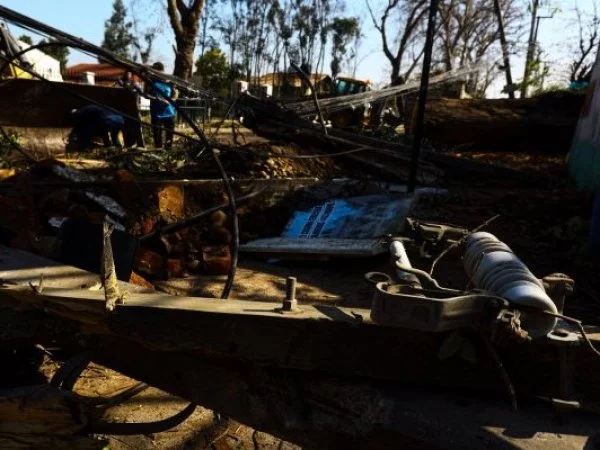 Poste de luz dañado en Maipú por sistema frontal, que causó un corte de luz en la zona