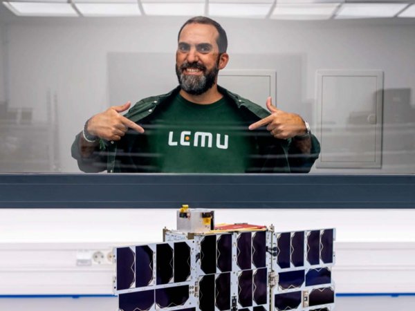 Leo Prieto inspeccionando el satélite Lemu Nge antes de su lanzamiento hacia California.