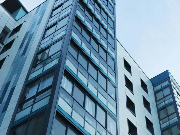 Edificio inteligente con sistemas de seguridad y sostenibilidad integrados.