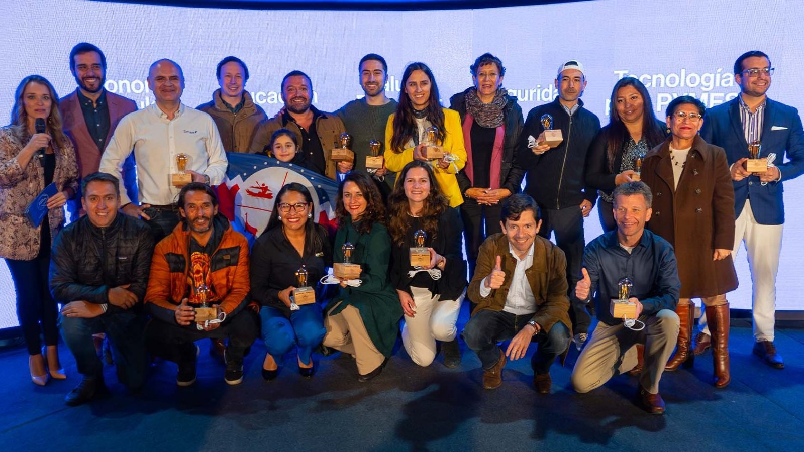 Ganadores de AntofaEmprende 2024 recibiendo premios por sus innovadores proyectos de impacto social en Antofagasta.