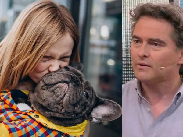 Sebastián Jiménez y mujer besando a perro