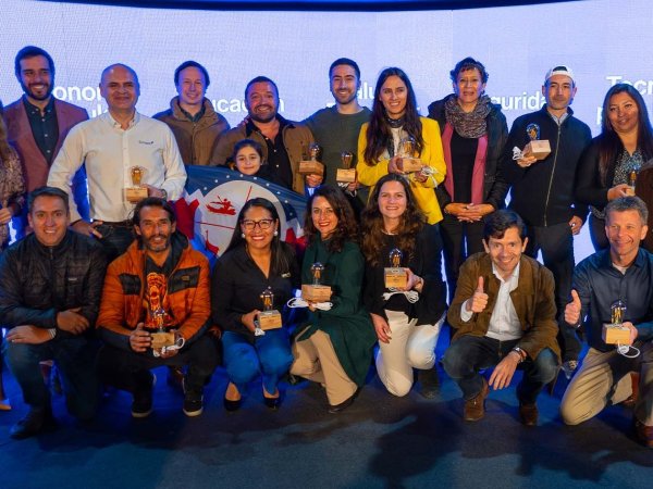 Ganadores de AntofaEmprende 2024 recibiendo premios por sus innovadores proyectos de impacto social en Antofagasta.