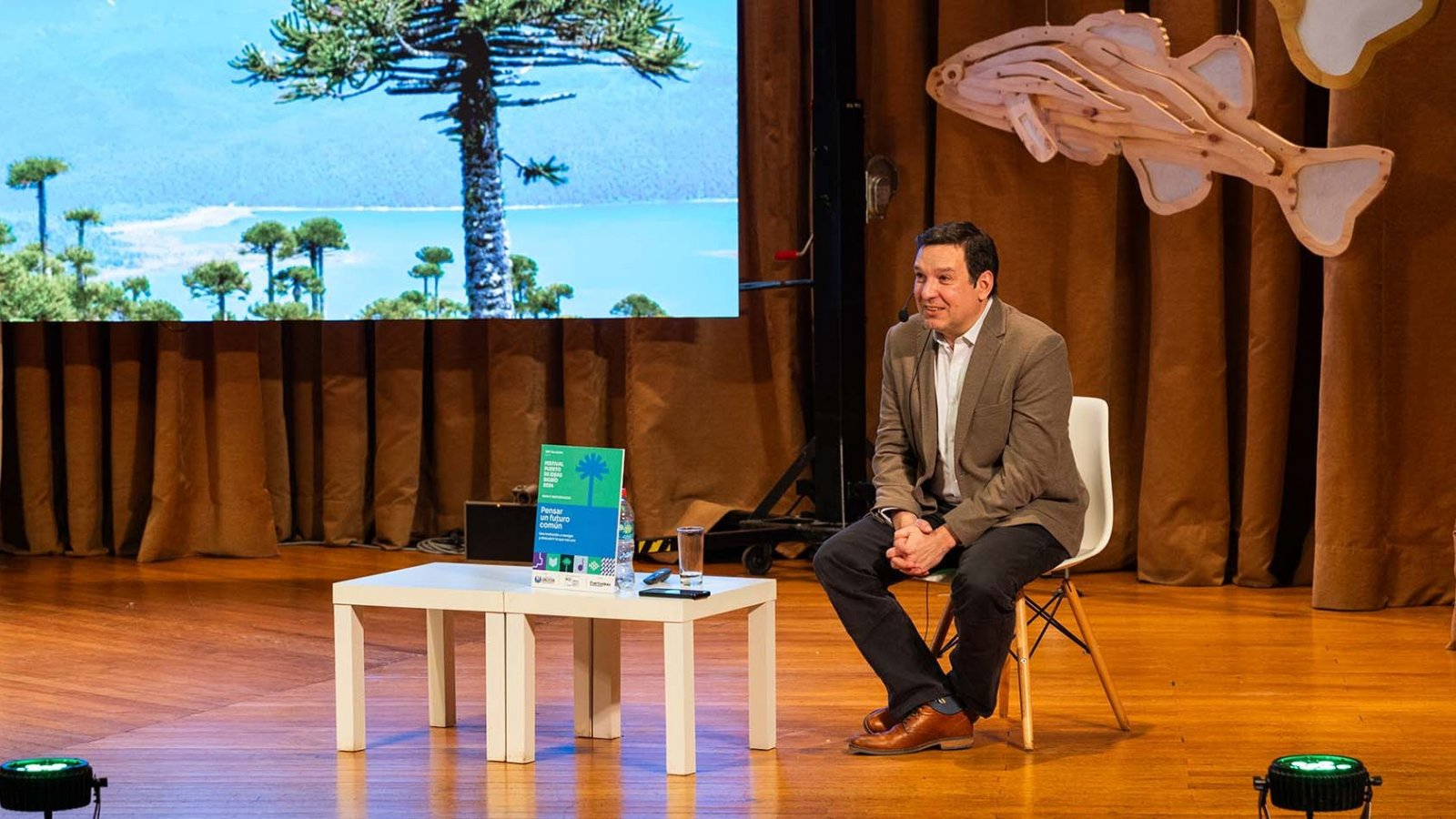 Aníbal Pauchard durante su charla sobre biodiversidad y sostenibilidad en el Festival Puerto de Ideas Biobío 2024.