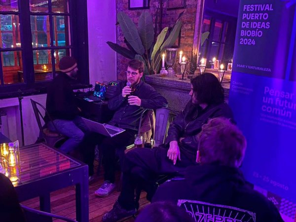 Francisco Zenteno y Benjamín Gelcich liderando la charla sobre sueños y psiconáutica en Puerto de Ideas Biobío 2024.