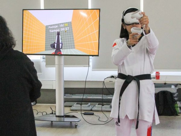 Lentes de realidad virtual SportMind VR mejorando el rendimiento de una atleta durante entrenamiento deportivo.