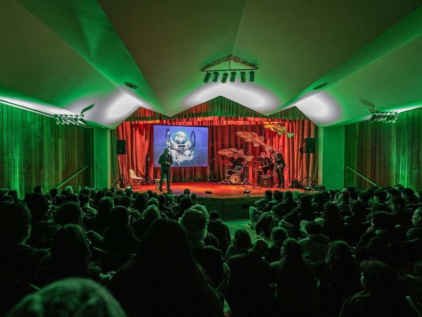 Participantes del Festival Puerto de Ideas Biobío 2024 disfrutando de una charla sobre la conservación del mar y la naturaleza.