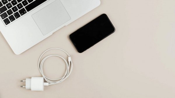 Cargador de teléfono. Cargador universal