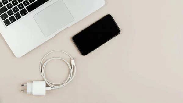 Cargador de teléfono. Cargador universal