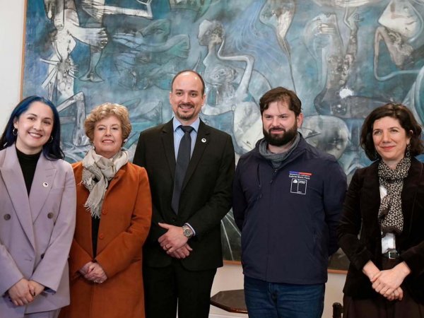Presidenta de la Unión Astronómica Internacional, Mónica Rubio, junto al Presidente Gabriel Boric en La Moneda.