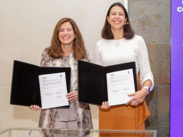 Representantes del PNUD y TVN firmando la renovación del acuerdo para promover el desarrollo sostenible en Chile.