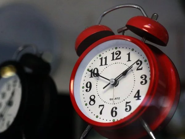 Relojes. Cambio de hora Chile 2024. Horario de verano.