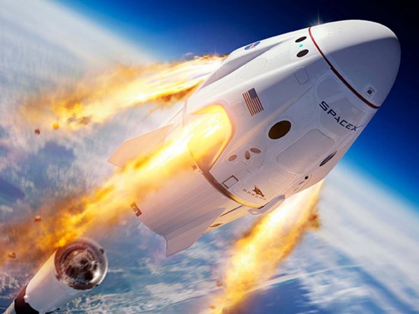 Cohete Falcon 9 de SpaceX durante un lanzamiento desde Florida, enfrentando nuevas investigaciones.