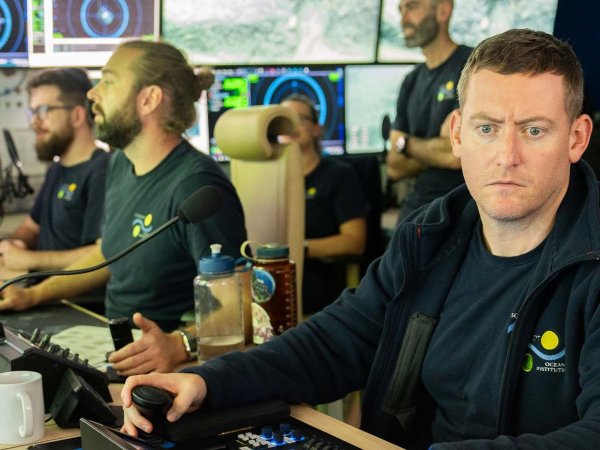 Robot submarino explorando el monte submarino recién descubierto en la Dorsal de Nazca.