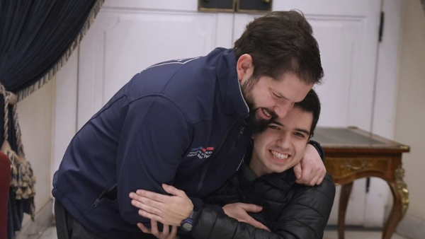 El campeón mundial de cartas Pokemon, Fernando Cifuentes, llega al Palacio de La Moneda.