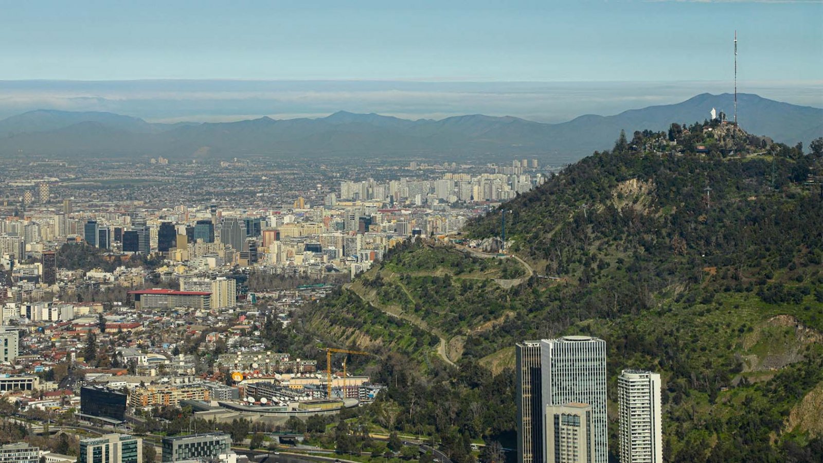 Ministra Maisa Rojas presentando el balance del Plan de Descontaminación Atmosférica 2024 en el Sky Costanera.