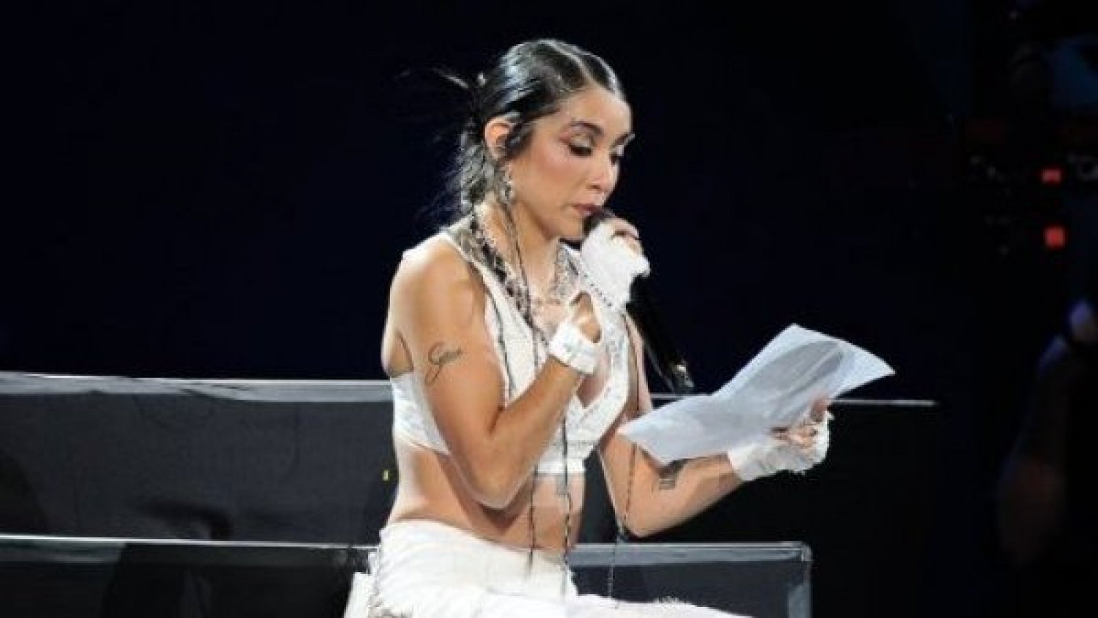 María Becerra leyendo una emocionante carta en el Festival de La Canción en Viña del Mar