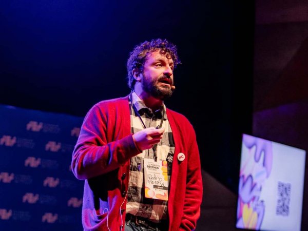 Rodrigo Mayorga hablando en el Congreso Jóvenes Futuro.