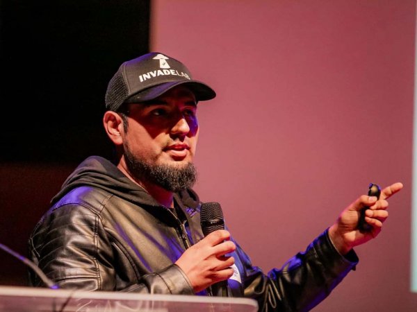 Fernando González explicando deepfakes en el Congreso Jóvenes Futuro.