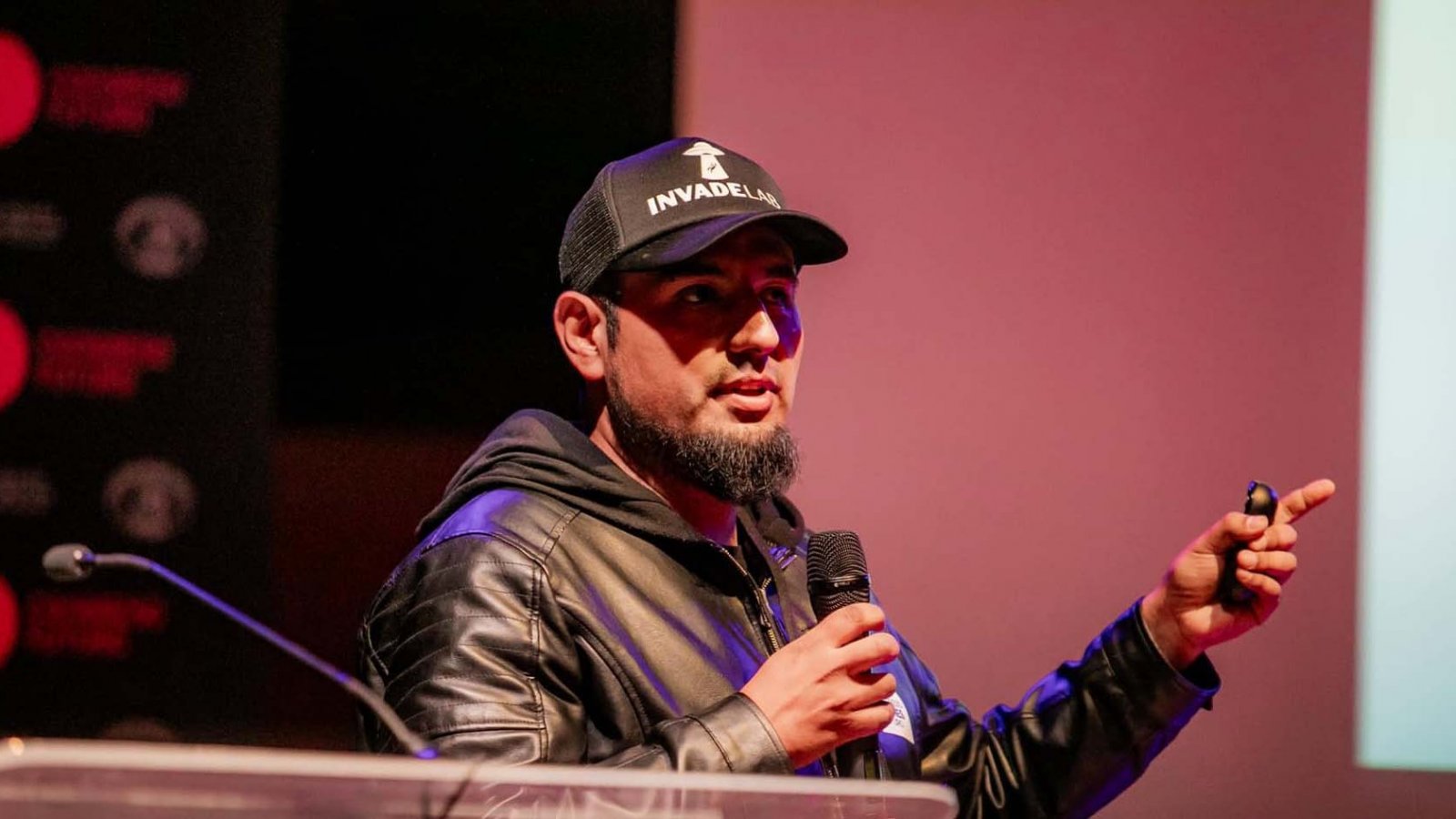 Fernando González explicando deepfakes en el Congreso Jóvenes Futuro.