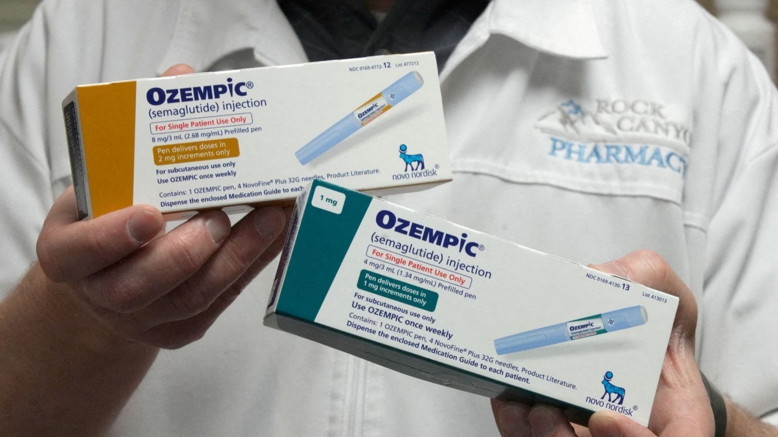 Farmacéutico con dos paquetes de Ozempic en las manos.