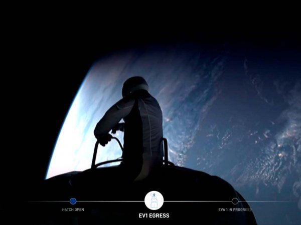 Jared Isaacman y Sarah Gillis durante el primer paseo espacial privado.