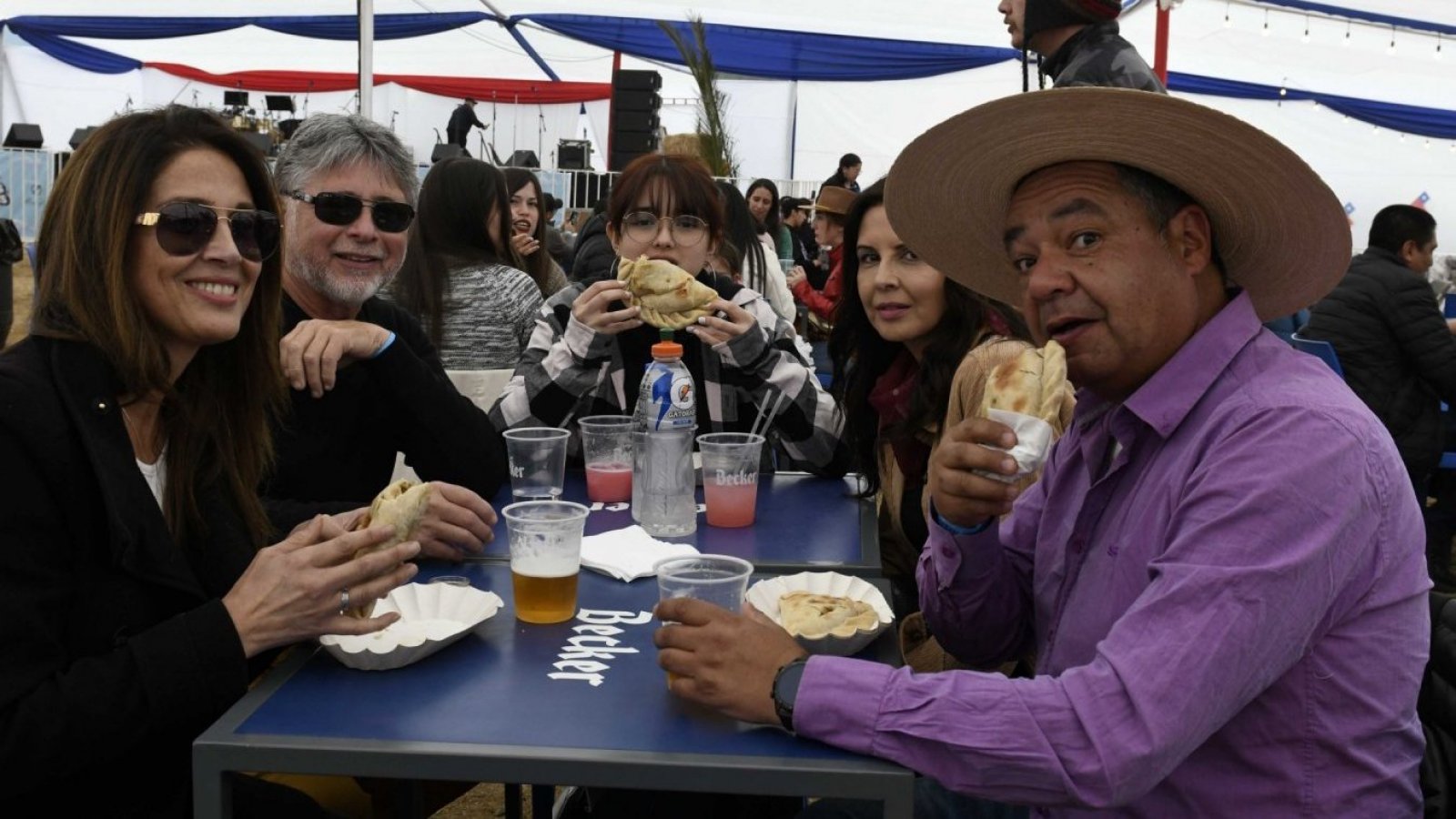 Imagen de archivo mostrando comensales disfrutando de la fonda La Concedida durante un feriado de Fiestas Patrias