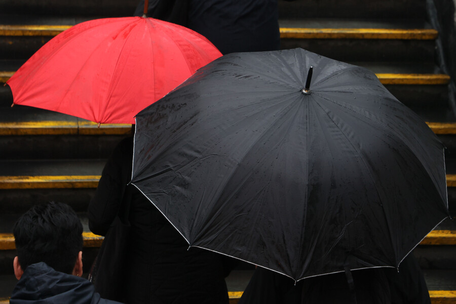 Lluvia. Personas con paraguas