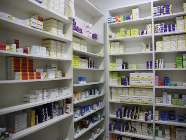 Imagen de archivo mostrando los estantes de una farmacia