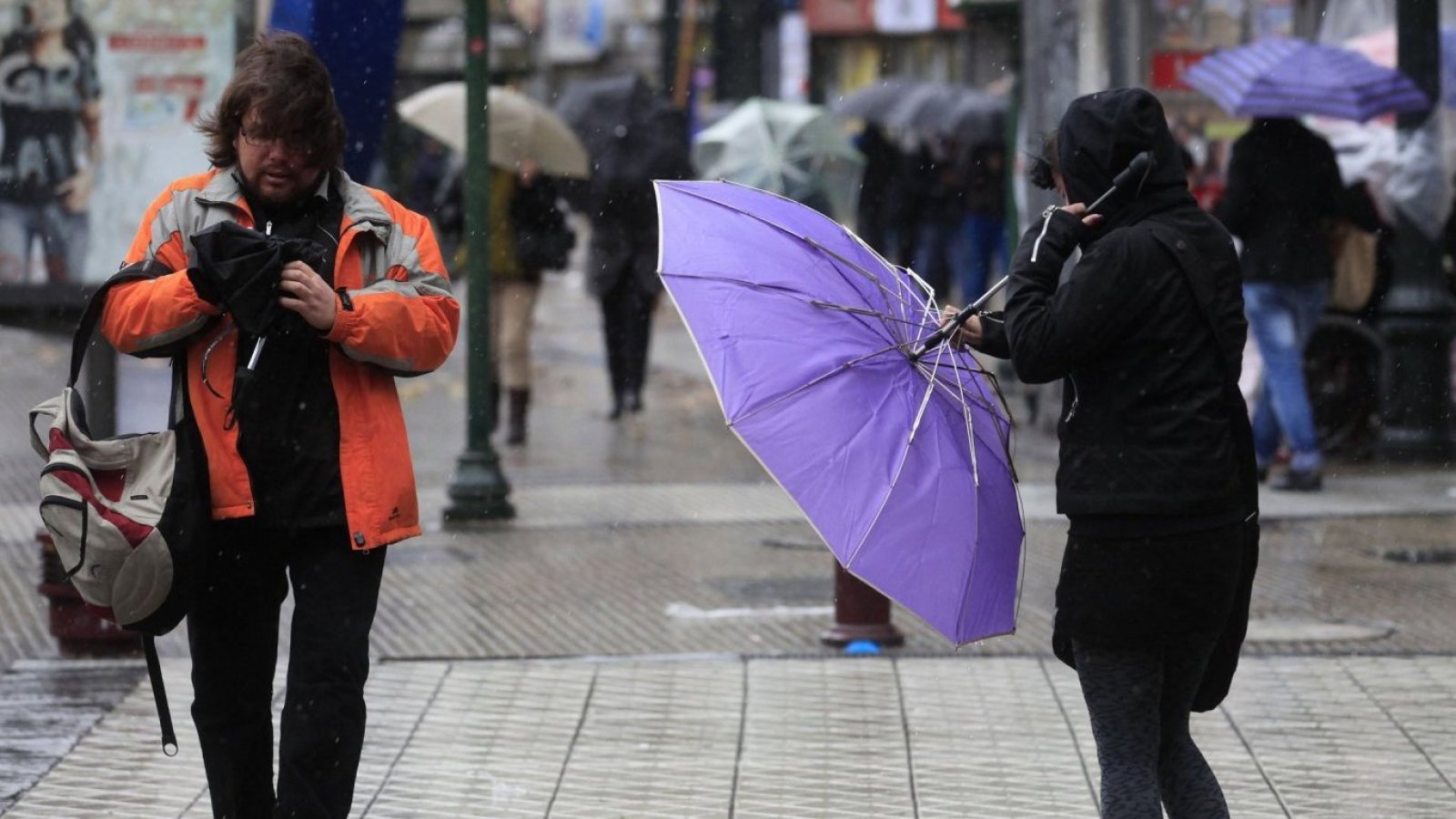 Imágen de archivo. Ciudadanos afectados por la lluvia en Santiago.