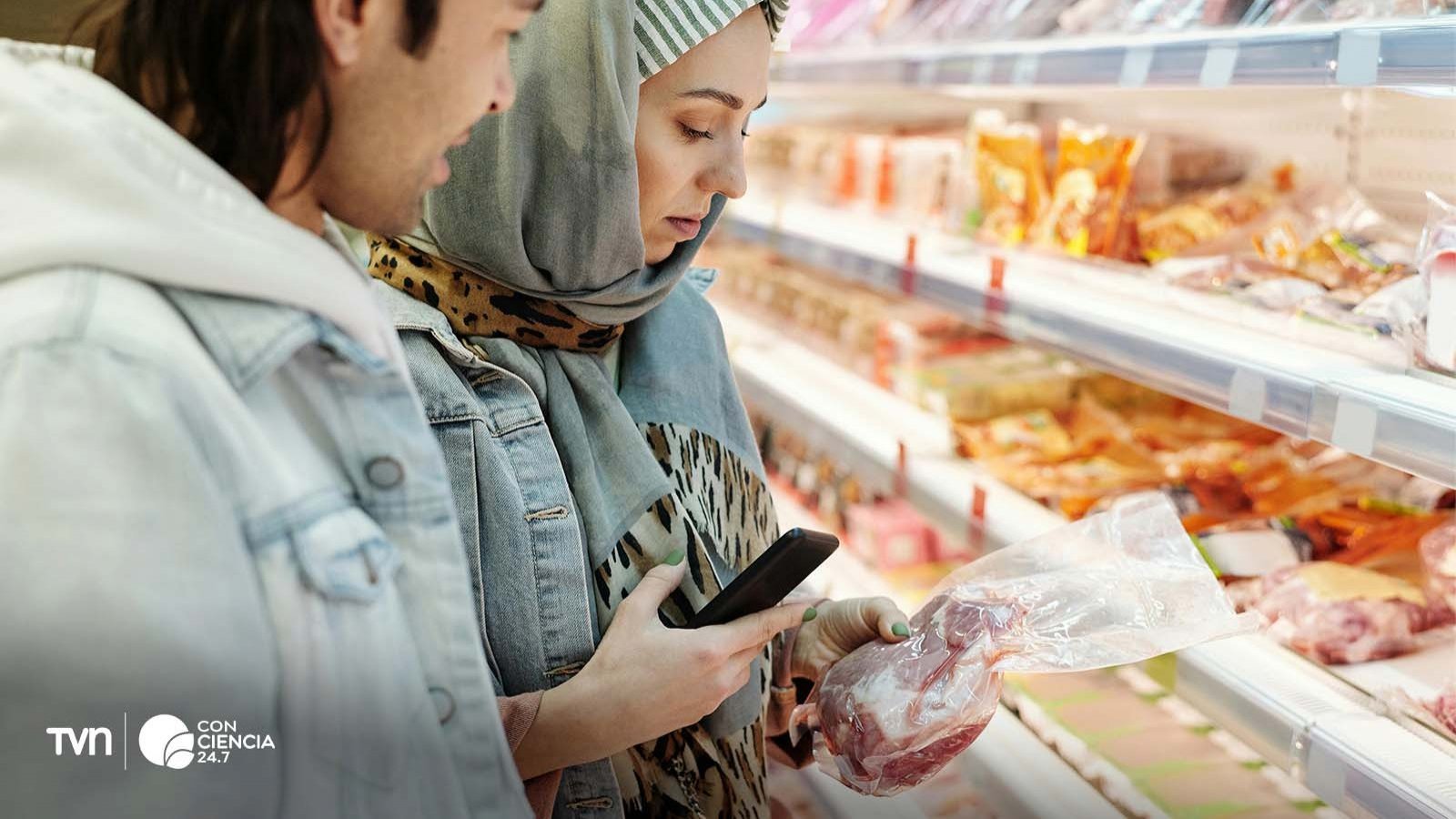 Personas revisando una carne envasada.