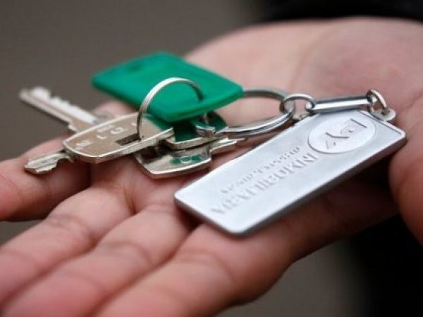 Imagen de archivo mostrando un juego de llaves en una mano abierta.