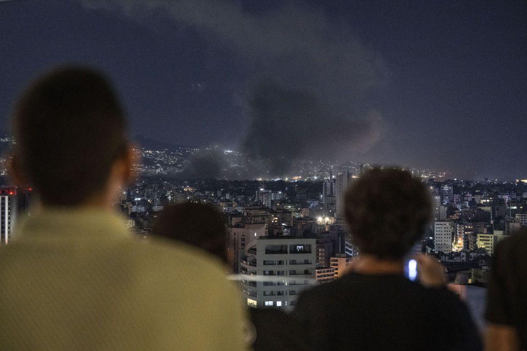 Personas en Beirut miran explosiones en la ciudad