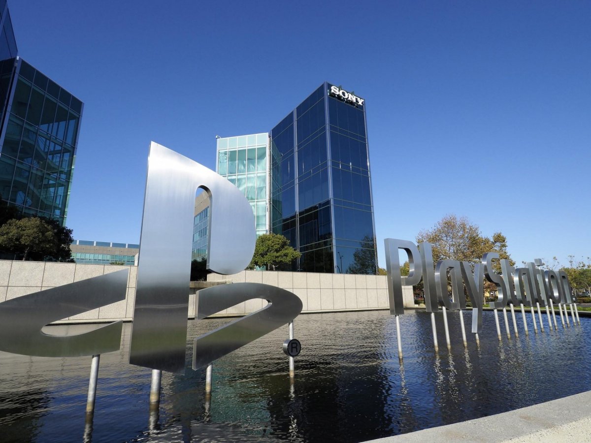 Edificio de empresa Sony y logo de Playstation