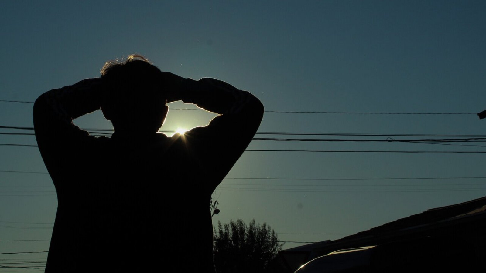 Eclipse del 2 de octubre. Persona viendo eclipse. Hora en Concepción