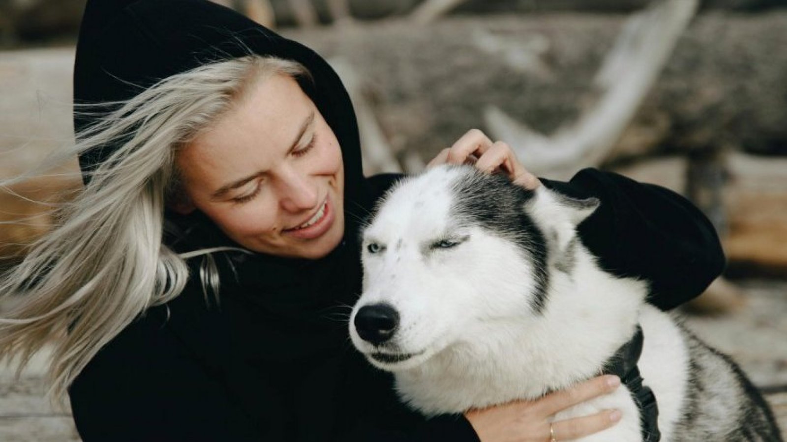 Mujer acariciando a su perro