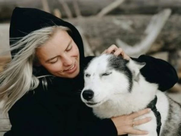 Mujer acariciando a su perro