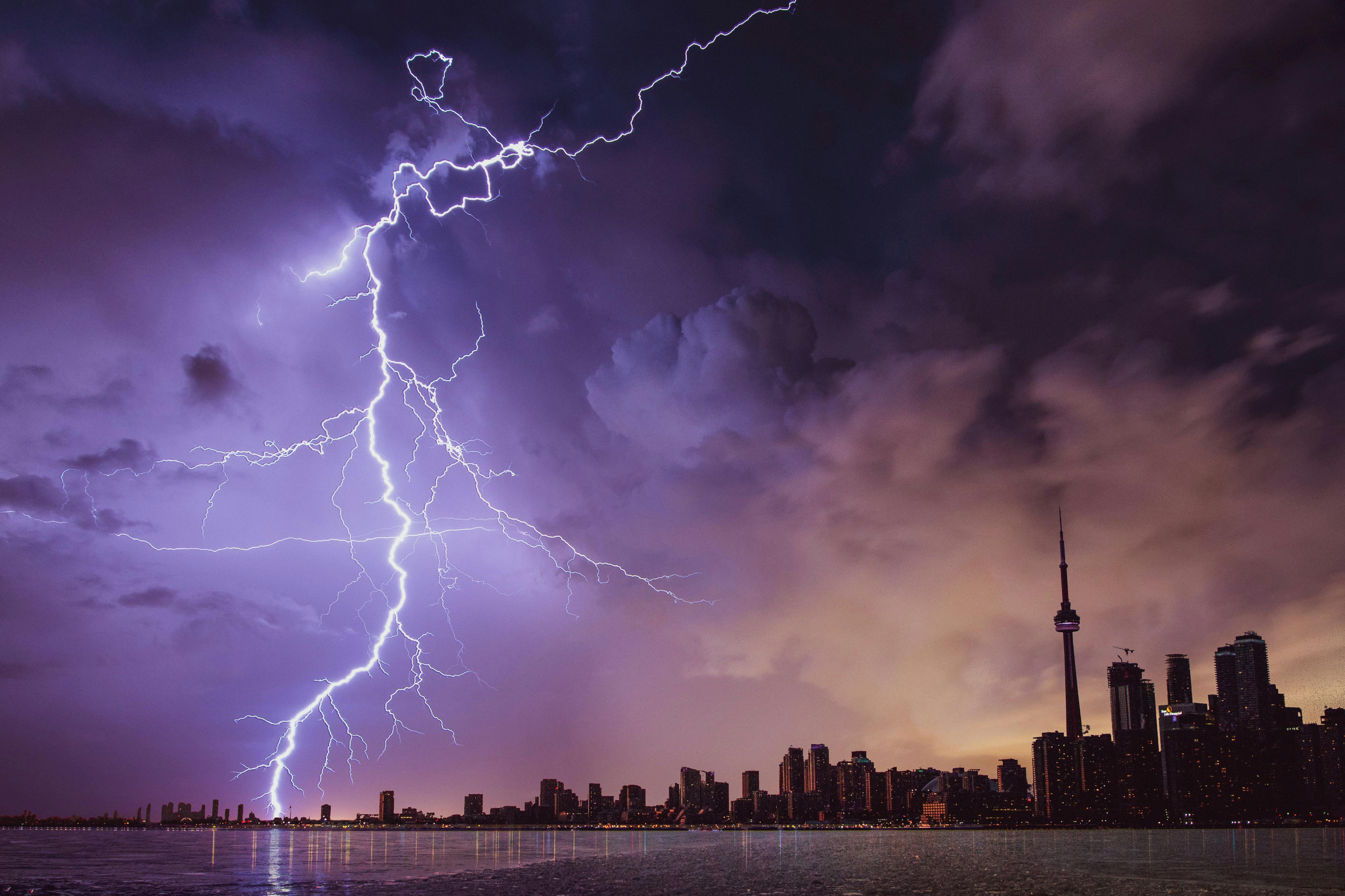 Tormenta y rayo morado