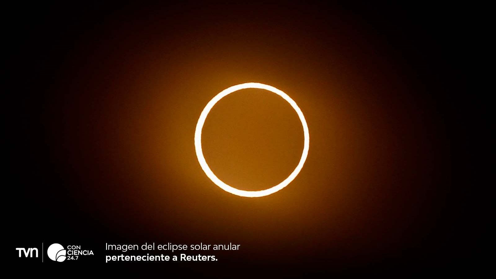 Eclipse solar anular visto desde Isla de Pascua, mostrando el anillo de fuego.