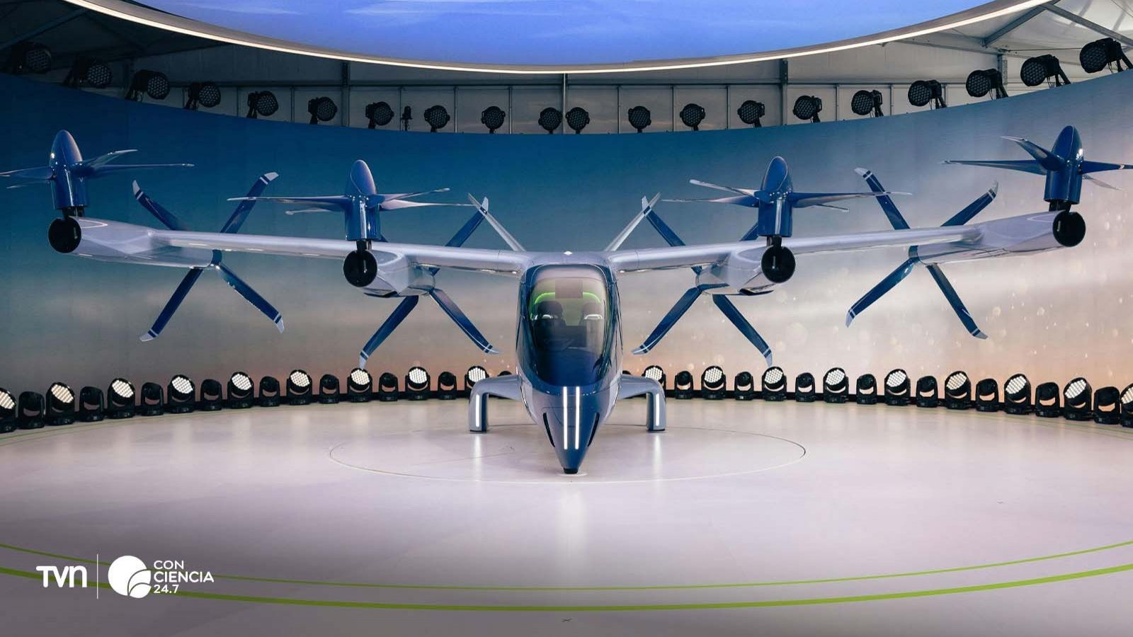 Modelos de eVTOL en exhibición, mostrando su diseño futurista.