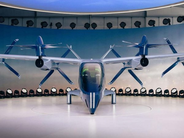 Modelos de eVTOL en exhibición, mostrando su diseño futurista.