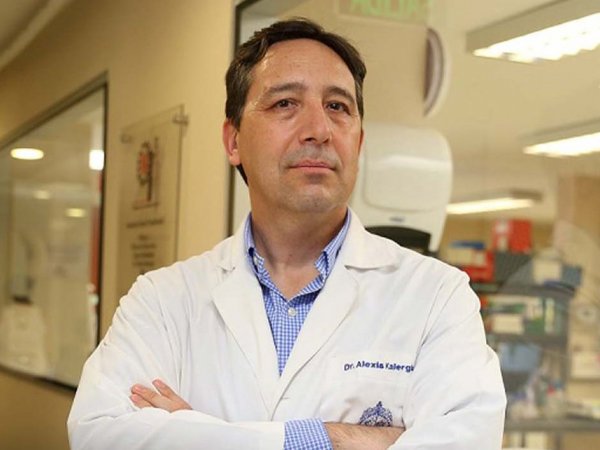 Dr. Alexis Kalergis en su laboratorio de investigación.