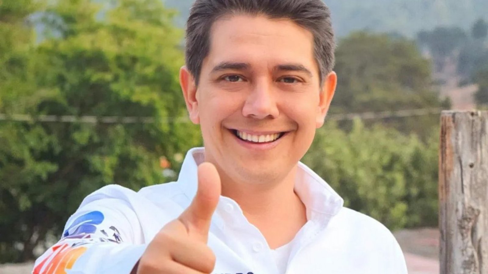 Alcalde Alejandro Arcos con el dedo pulgar hacia arriba y sonriendo